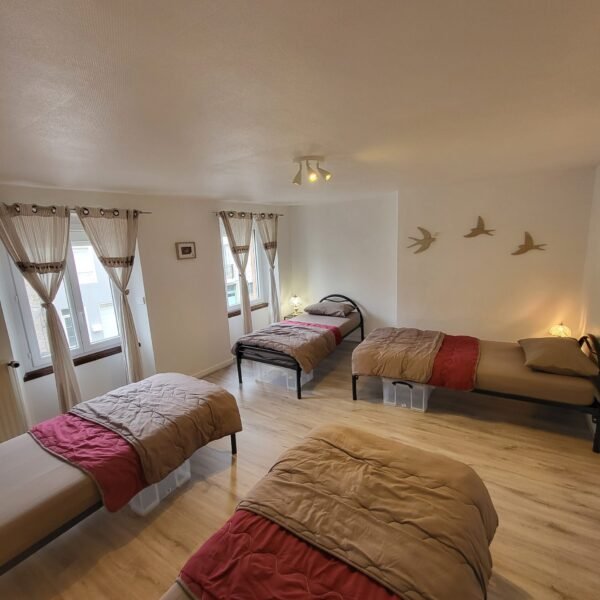 Chambre 4 lits gîte d'ici et d'ailleurs à Saugues