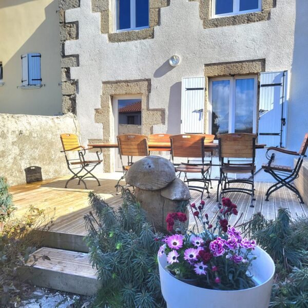 extérieur du gîte d'ici et d'ailleurs côté terrasse
